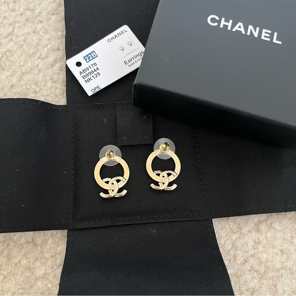 New Chanel CC Logo Drop Earrings 2022 - Picture 6 of 9